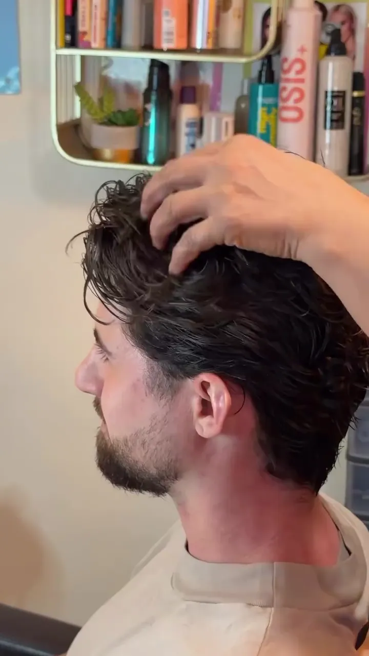 Illustration for the HairBiba article: Men's perm aftercare, week by week